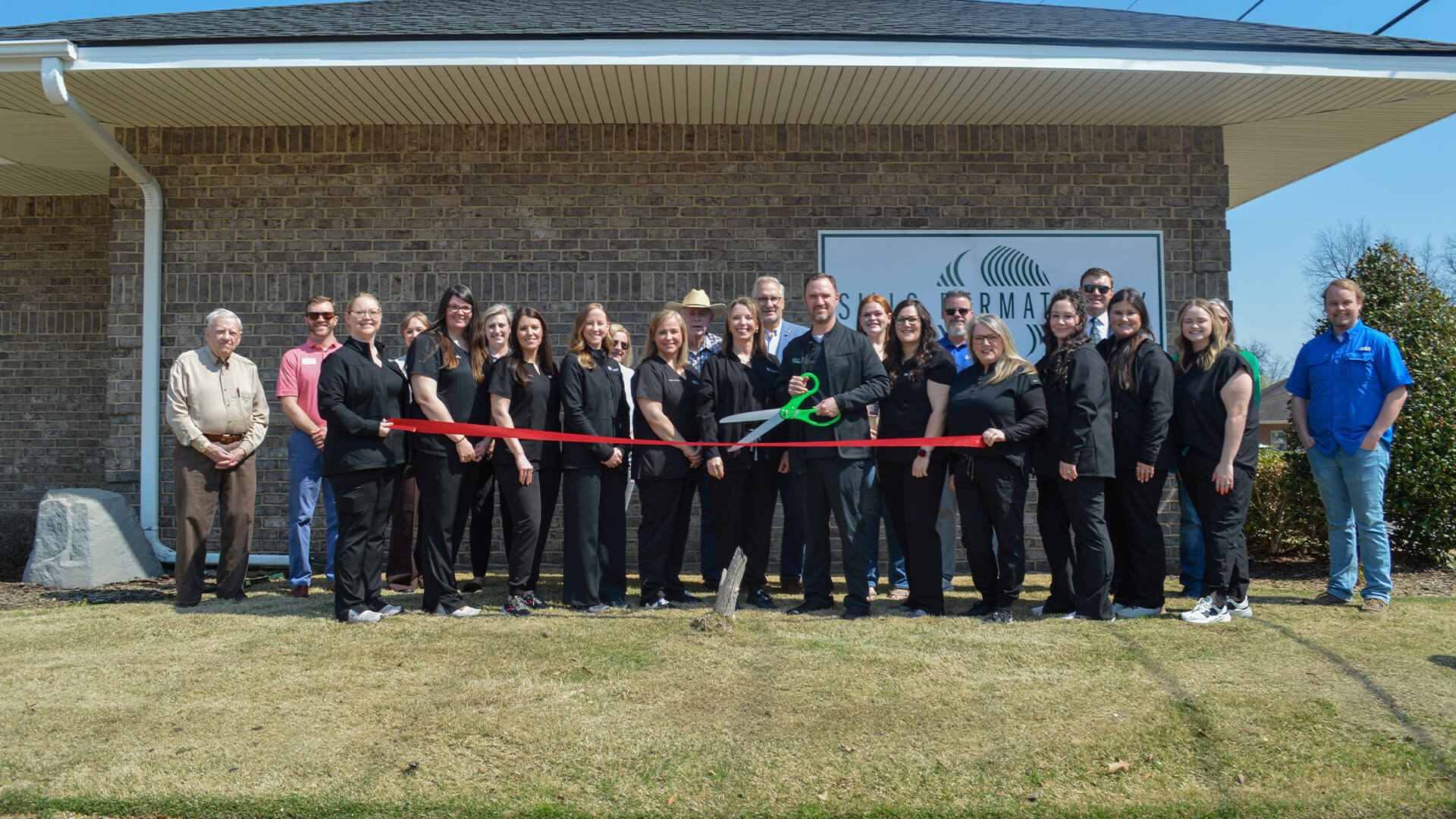 Ribbon cutting ceremony at a Paragould business.